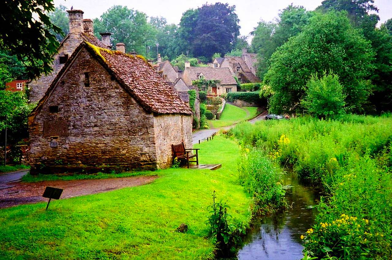 Uma pequena aldeia junto ao riacho puzzle online