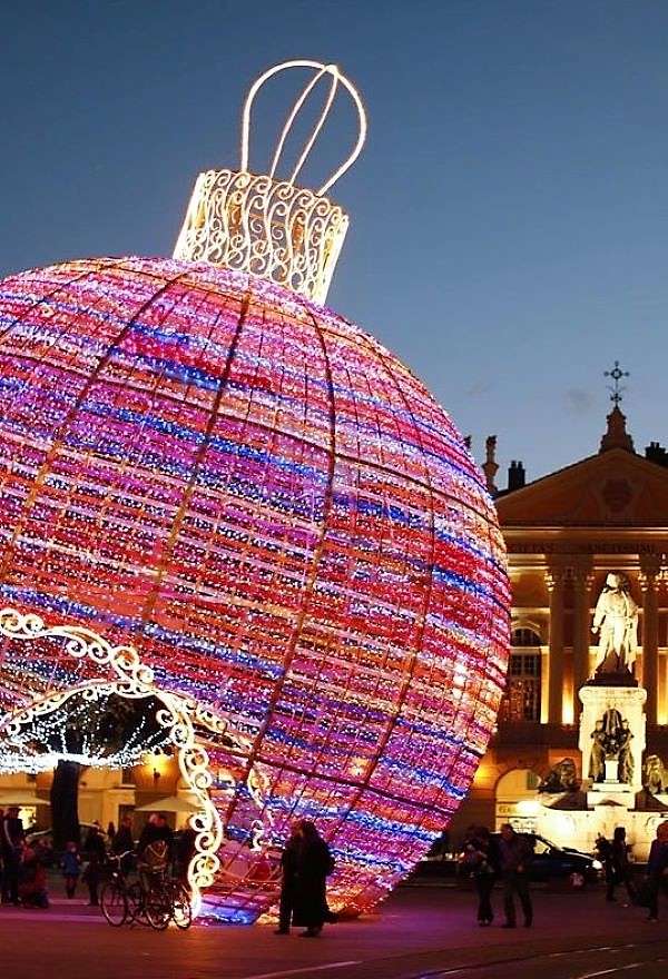 Boule lumineuse de Noël dans la ville puzzle en ligne