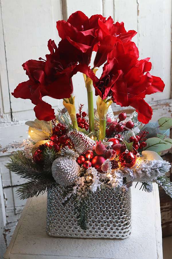 Amaryllis in a Christmas bouquet jigsaw puzzle online