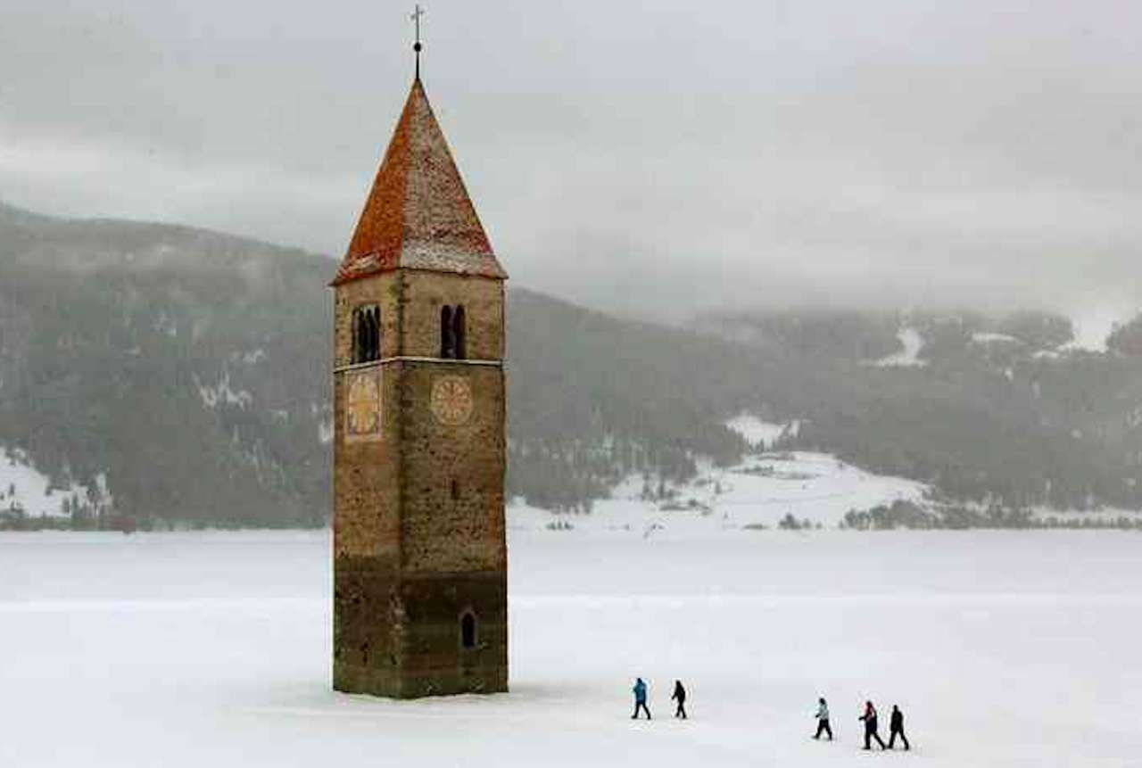 Italie - La pointe de l'église sur un lac gelé puzzle en ligne