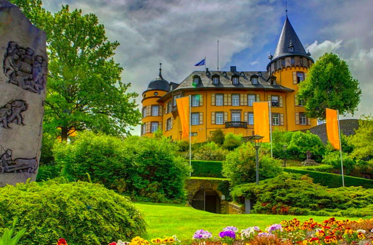 Німеччина. Замок Геновевабург є символом Майєну пазл онлайн