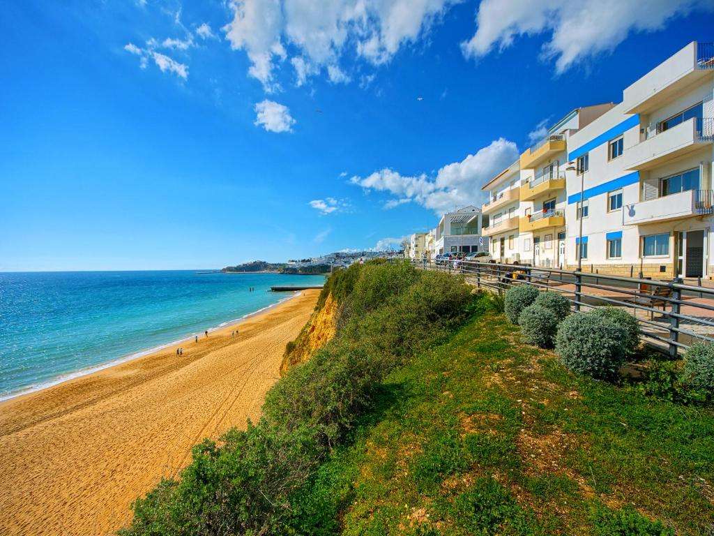 Παραλία δίπλα στο ξενοδοχείο online παζλ