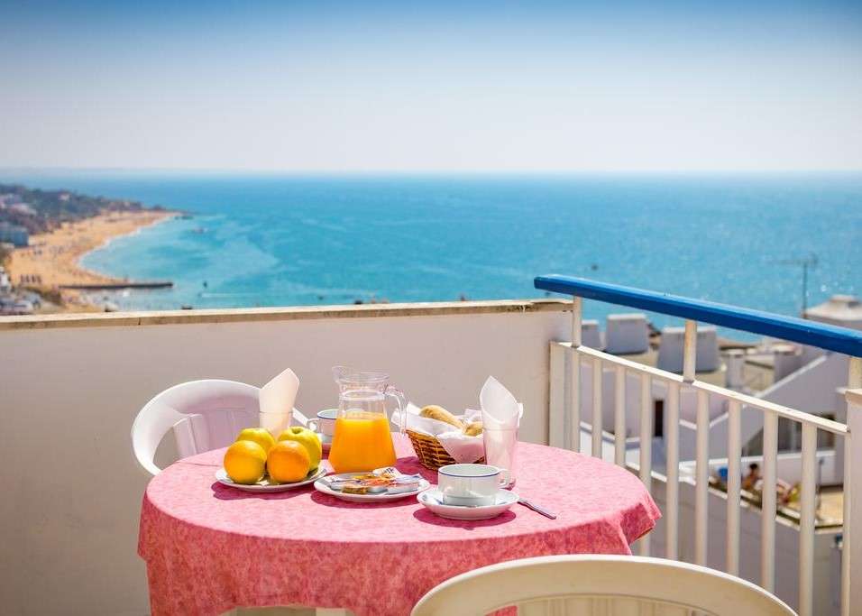 Cenar en la terraza con vistas al mar rompecabezas en línea