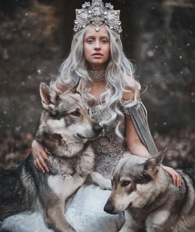 Дівчина з двома красивими вовками пазл онлайн