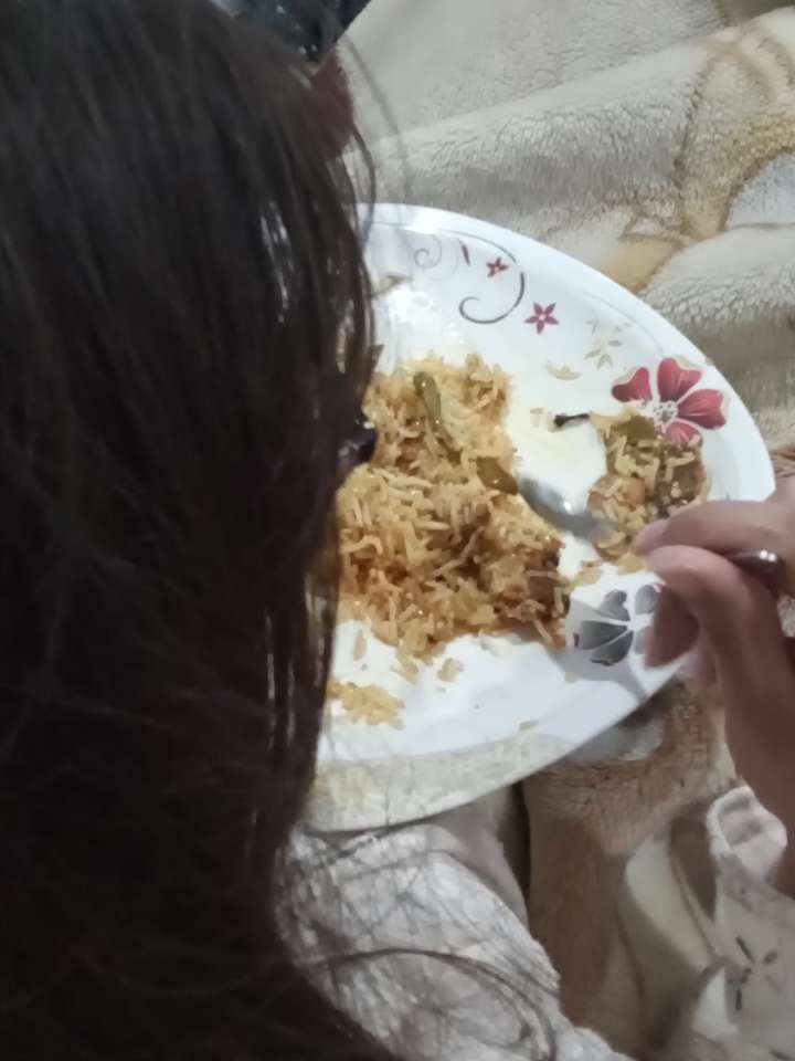 Khadija mănâncă biryani jigsaw puzzle online