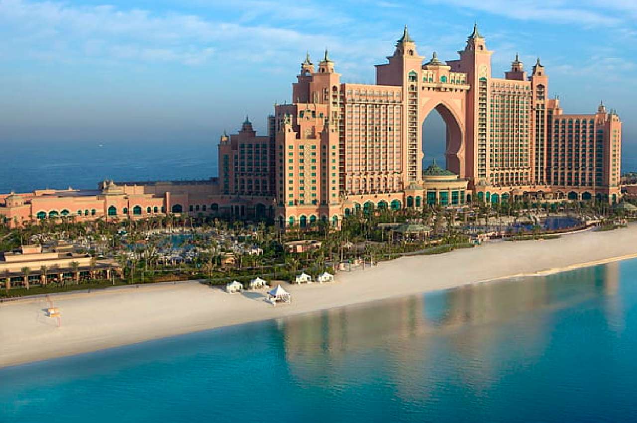Dubai-Ein mächtiges Luxushotel, die Aussicht ist atemberaubend Puzzlespiel online