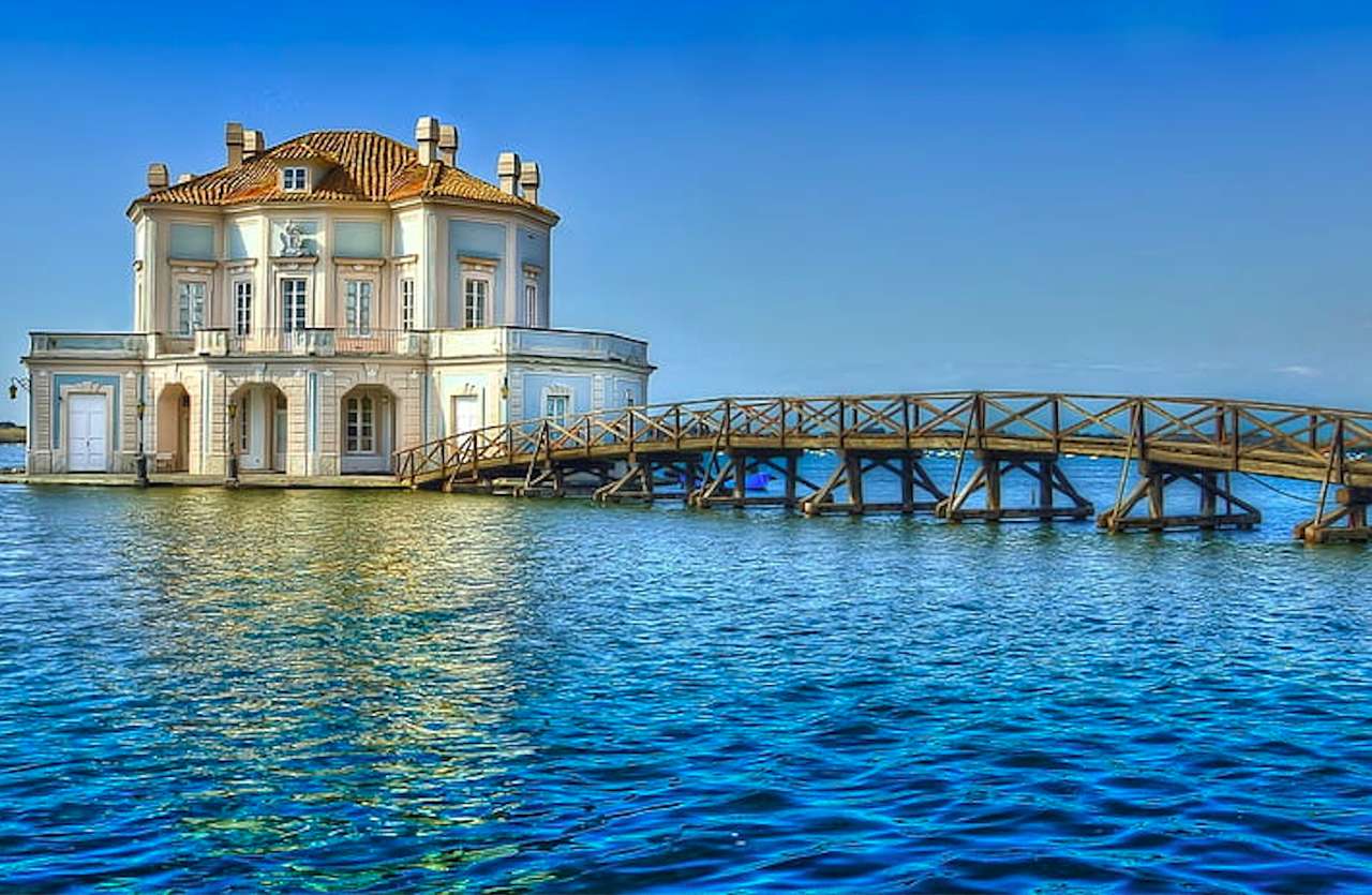 Италия-Красивый дом на озере Фузаро пазл онлайн