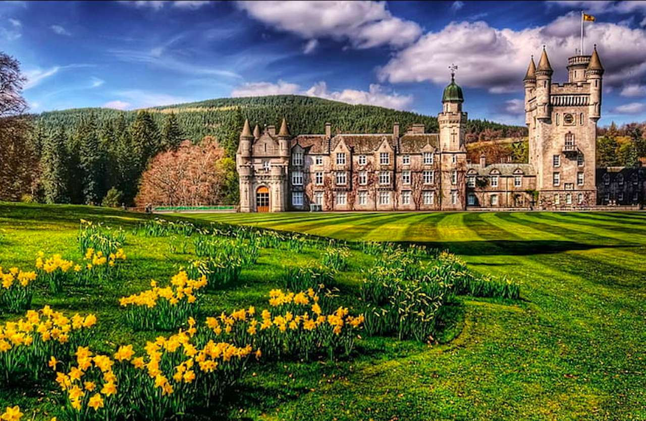Шотландия - Замок Балморал - Королева Елизавета II онлайн-пазл