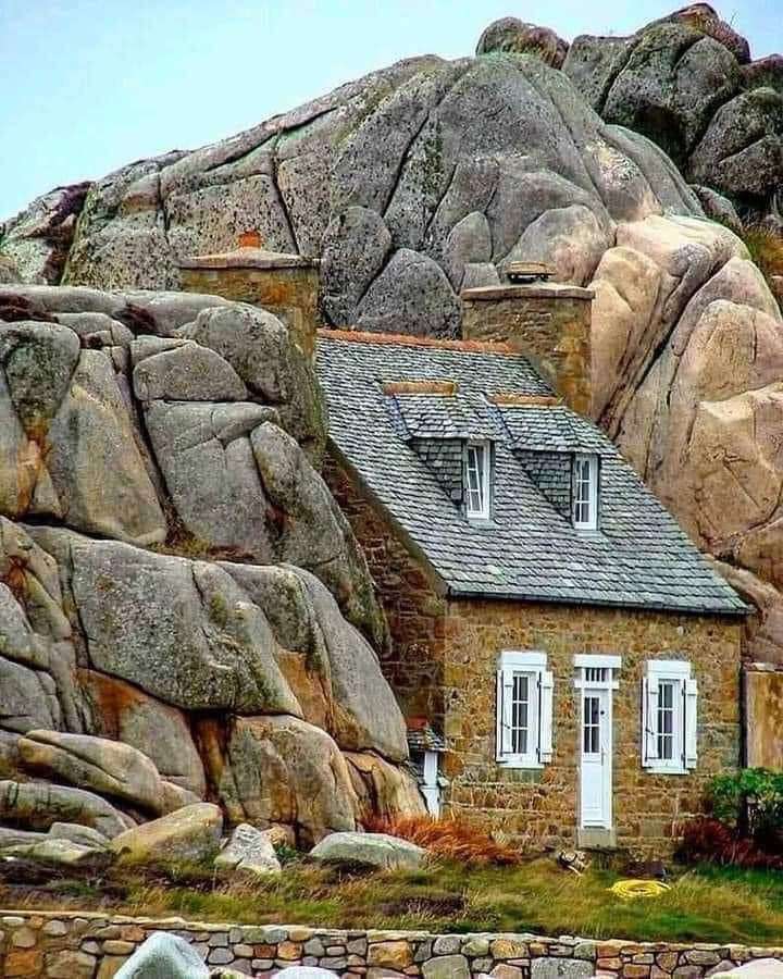 Het huis tussen de rotsen legpuzzel online
