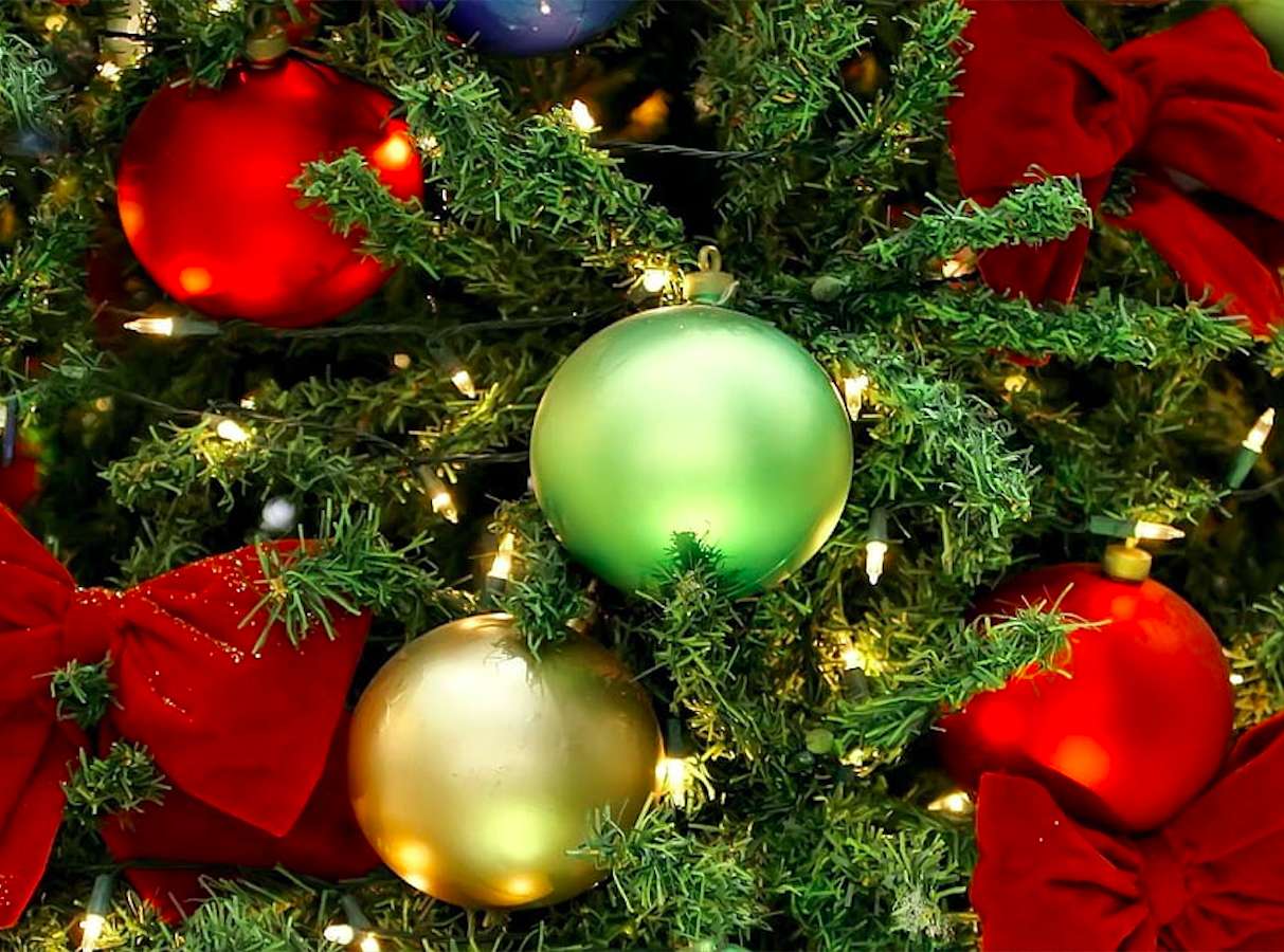 Palline, fiocchi, atmosfera natalizia puzzle online