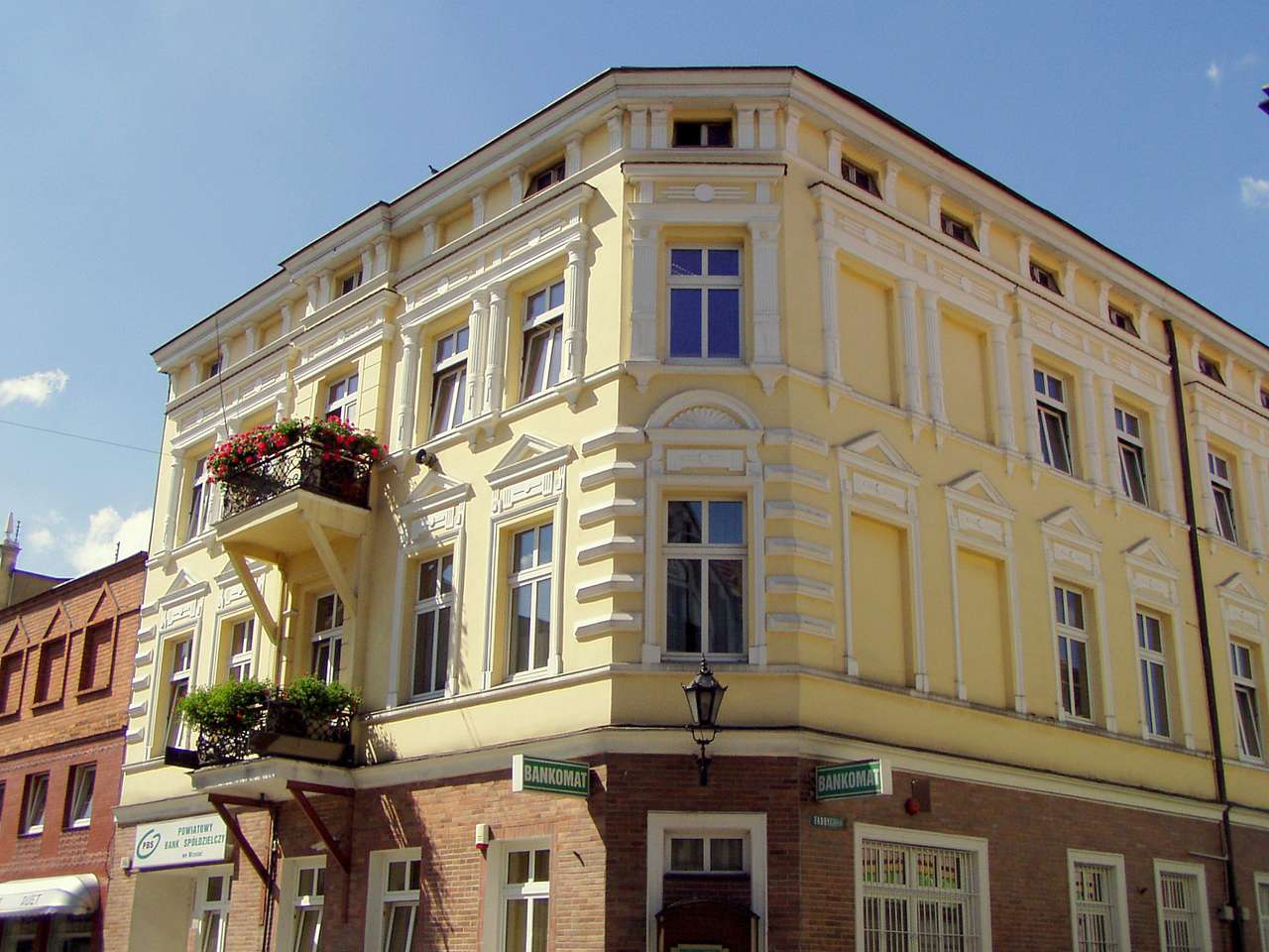 Warszawska-Straße in Września, ein historisches Mietshaus Online-Puzzle