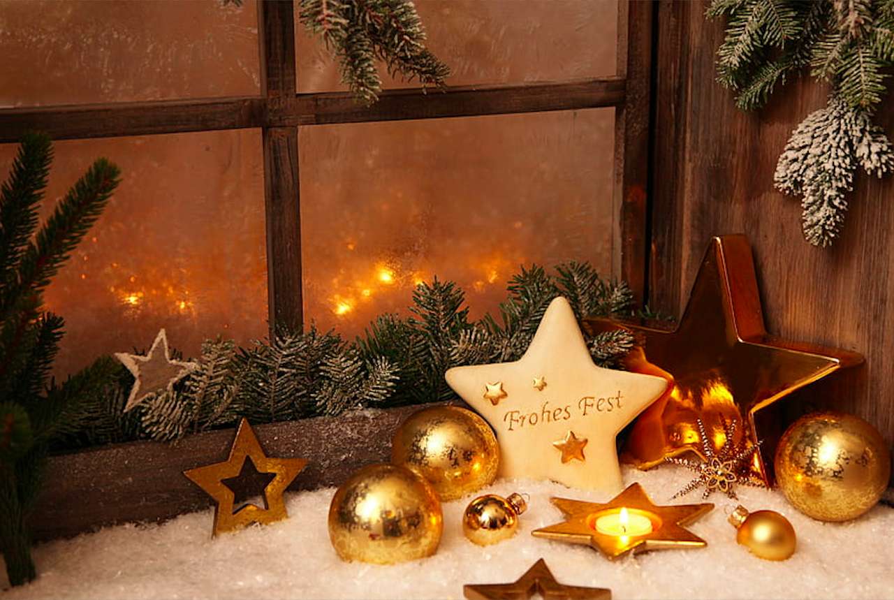Um peitoril de janela "doce" em um manto festivo puzzle online