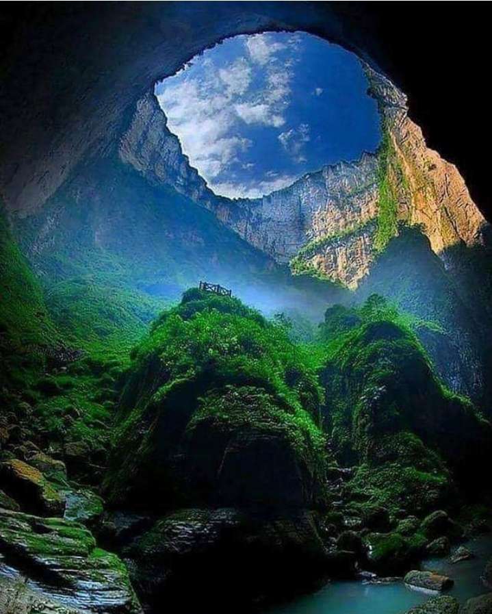 Himmlische Grube, die tiefste Doline der Welt in China. Online-Puzzle