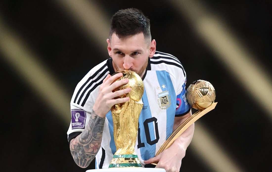 Lionel Messi líbá mistrovství světa skládačky online