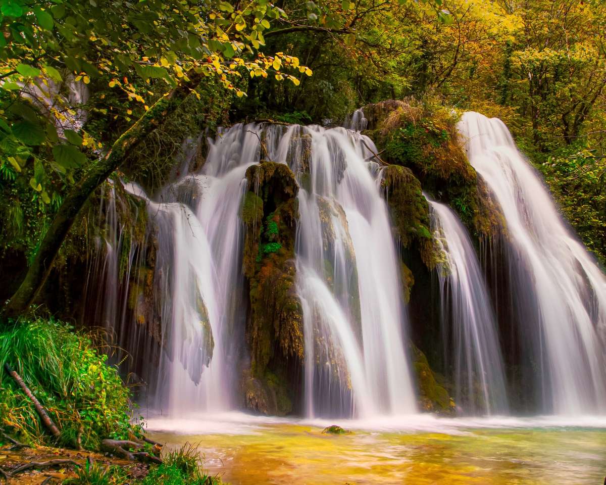 Wasserfall im Herbst Online-Puzzle