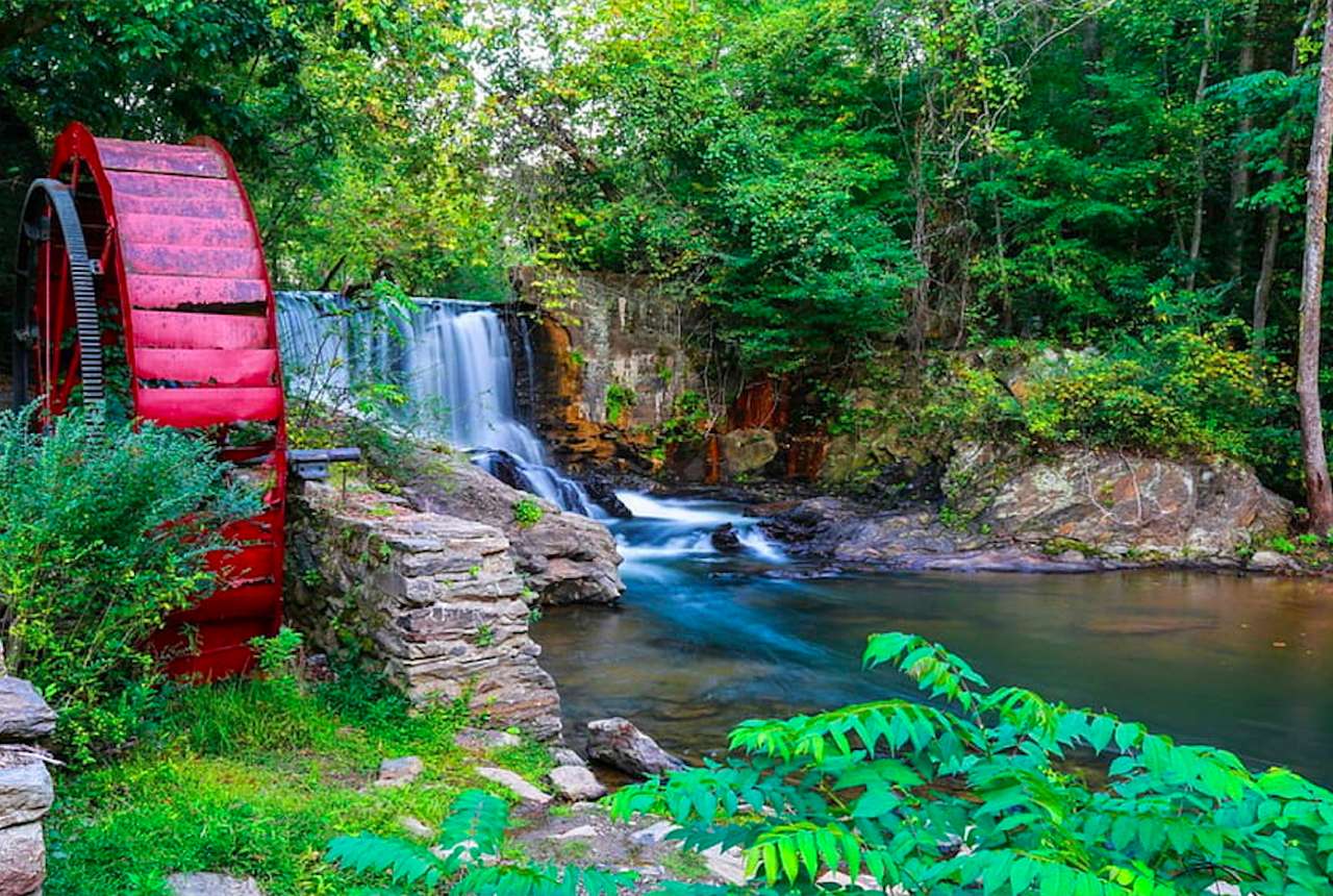 Wasserfall und Mühle im wilden Wald Puzzlespiel online