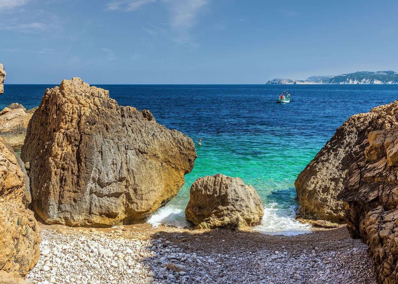 Скелі на березі пляжу онлайн пазл