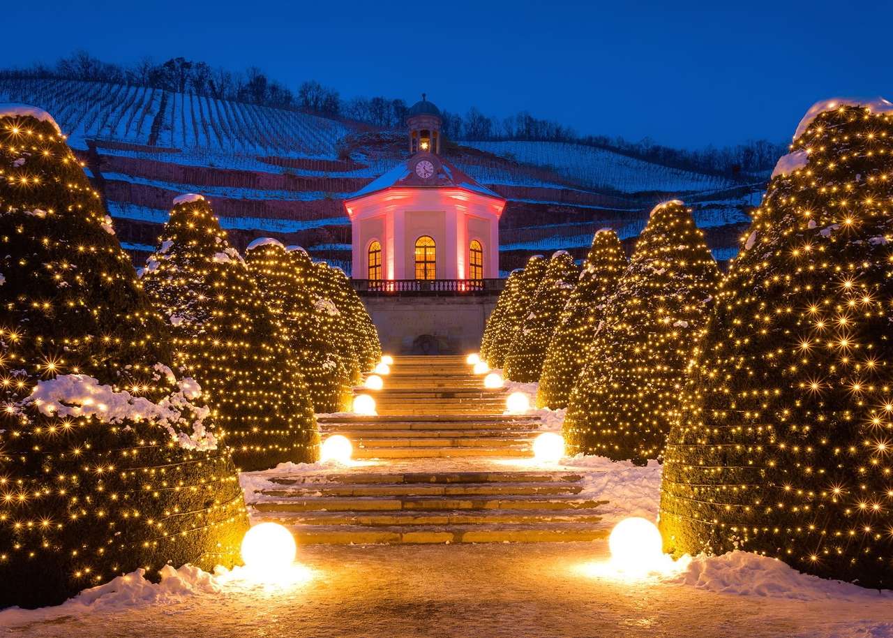 Escaleras cubiertas de nieve y árboles de Navidad rompecabezas en línea