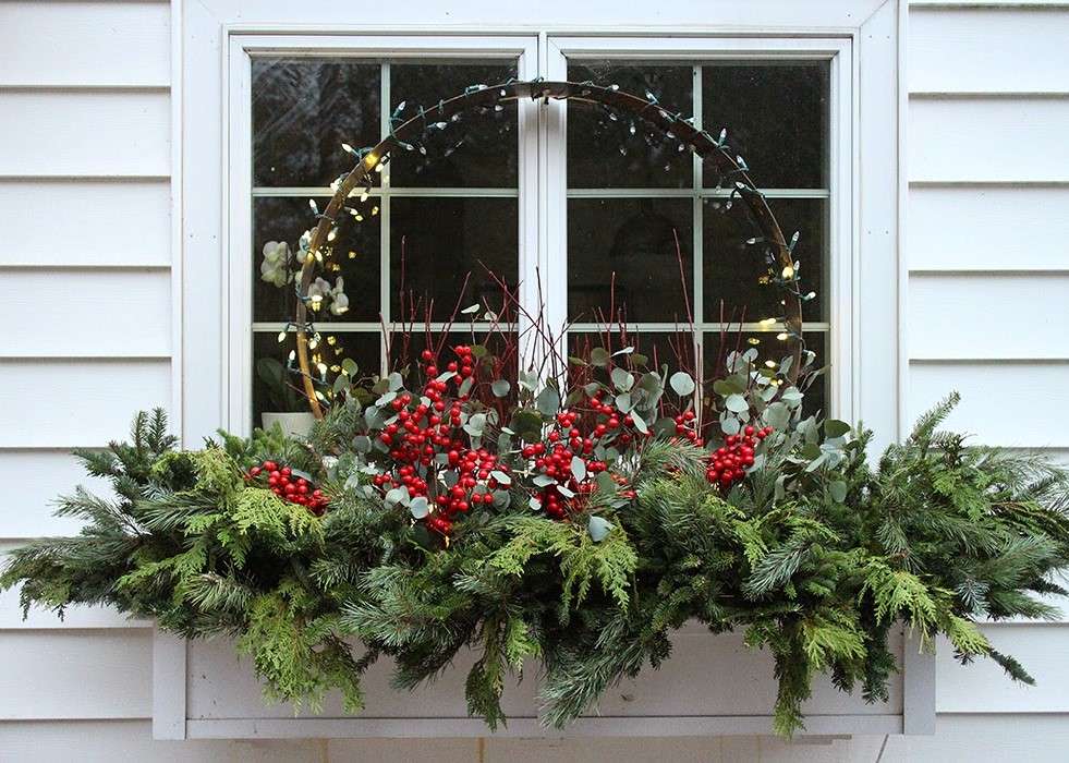 Коледна украса на перваза на прозореца онлайн пъзел