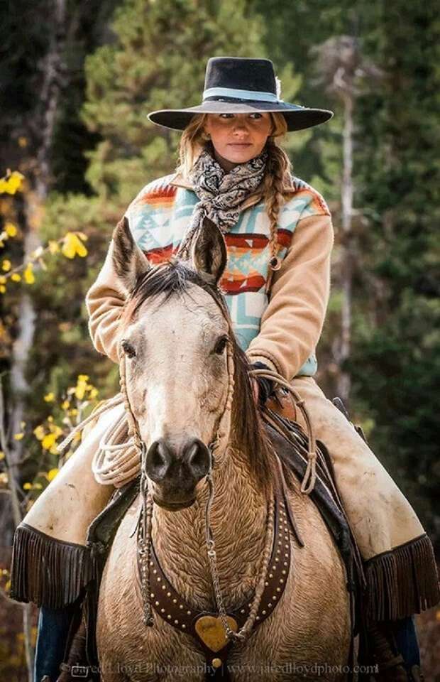 Cowgirl auf Pferd im Wald Online-Puzzle