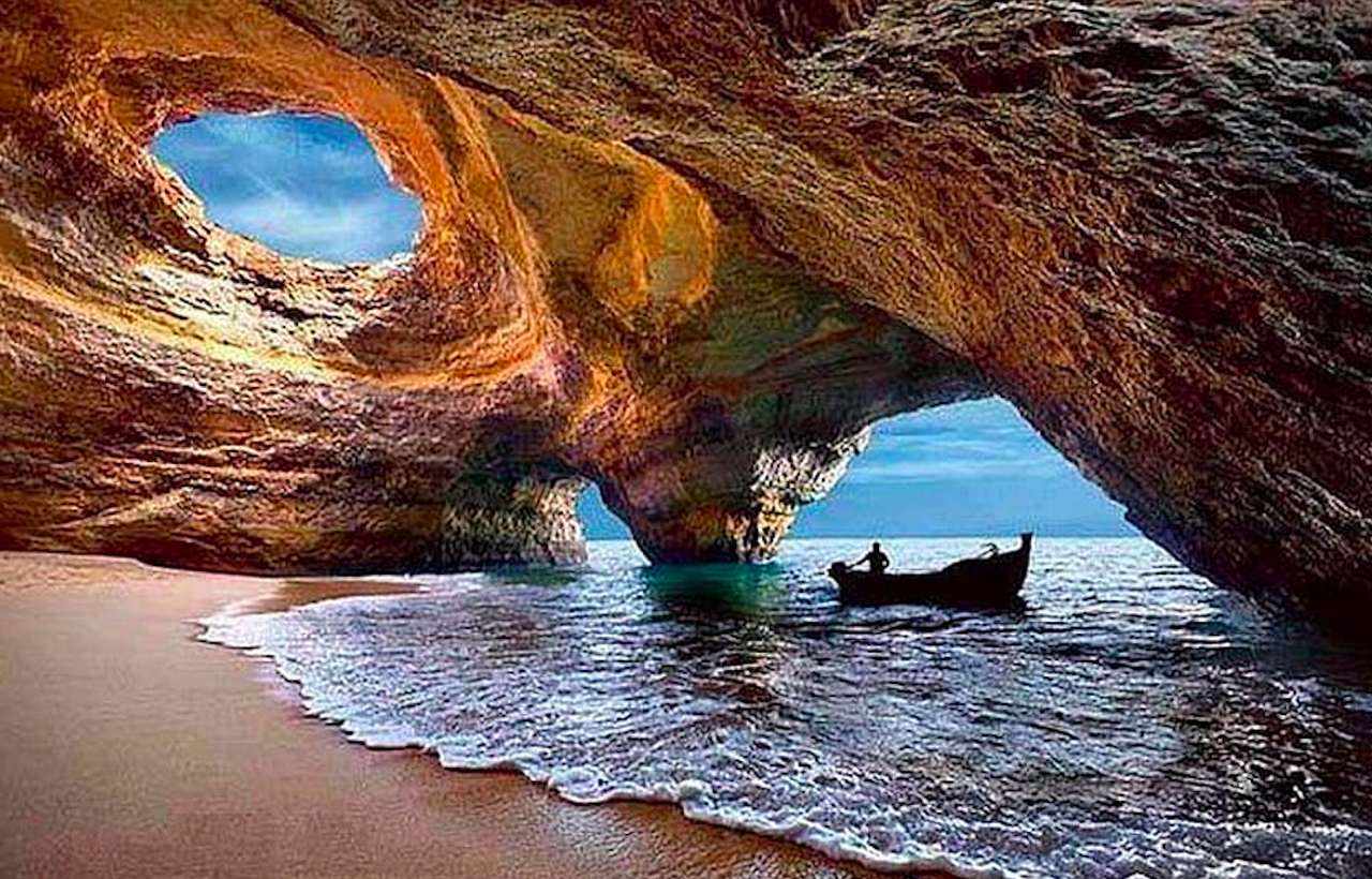 En grotta vid havet, lite läskig men också vacker pussel på nätet