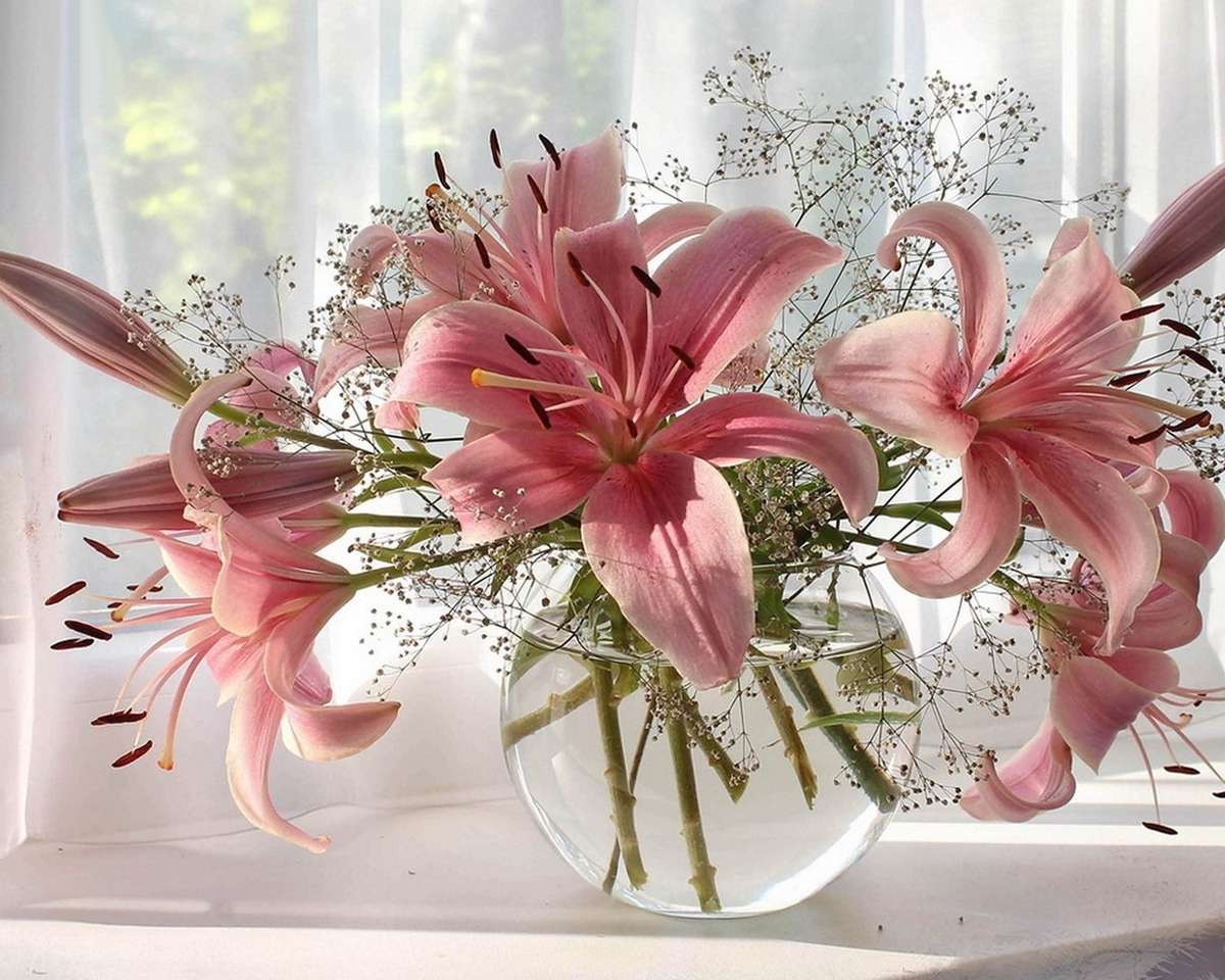 Лилии в стъклена ваза онлайн пъзел