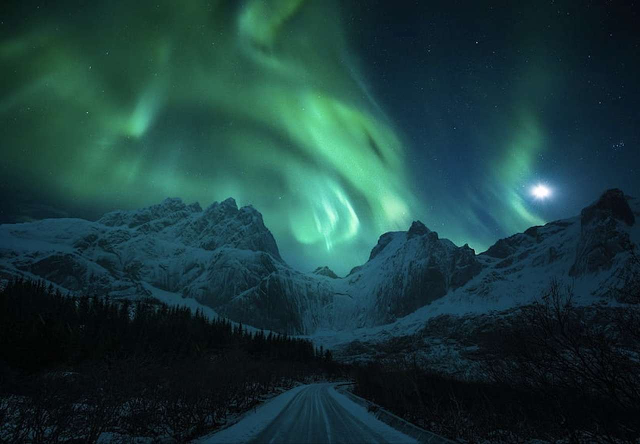 Uma Aurora exuberante sobre as montanhas, que espetáculo quebra-cabeças online