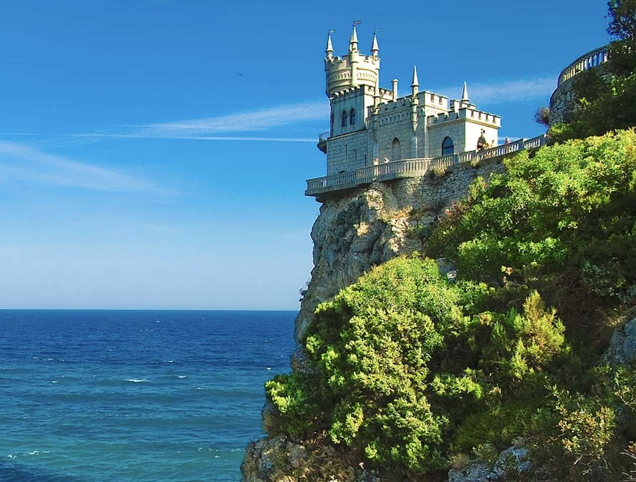 Um castelo no topo de uma montanha como um ninho de águia puzzle online