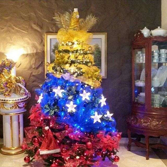 Χριστουγεννιάτικο δέντρο με τη σημαία της Βενεζουέλας παζλ online