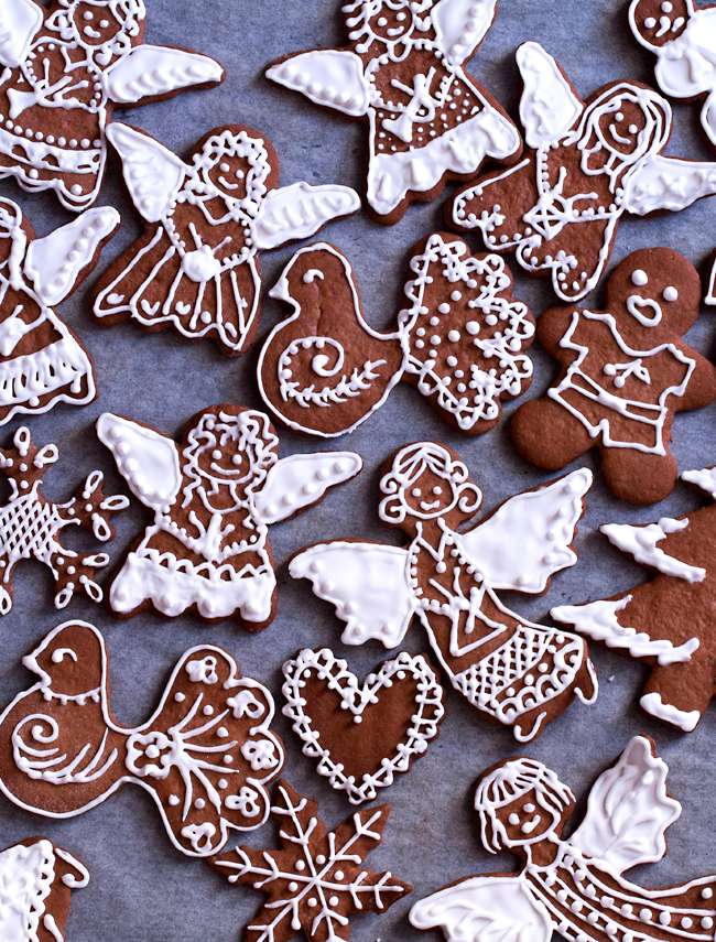 Krokante peperkoekkoekjes versierd met wit glazuur legpuzzel online