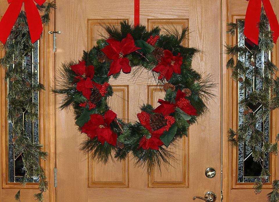 Χριστουγεννιάτικο στεφάνι στην πόρτα online παζλ