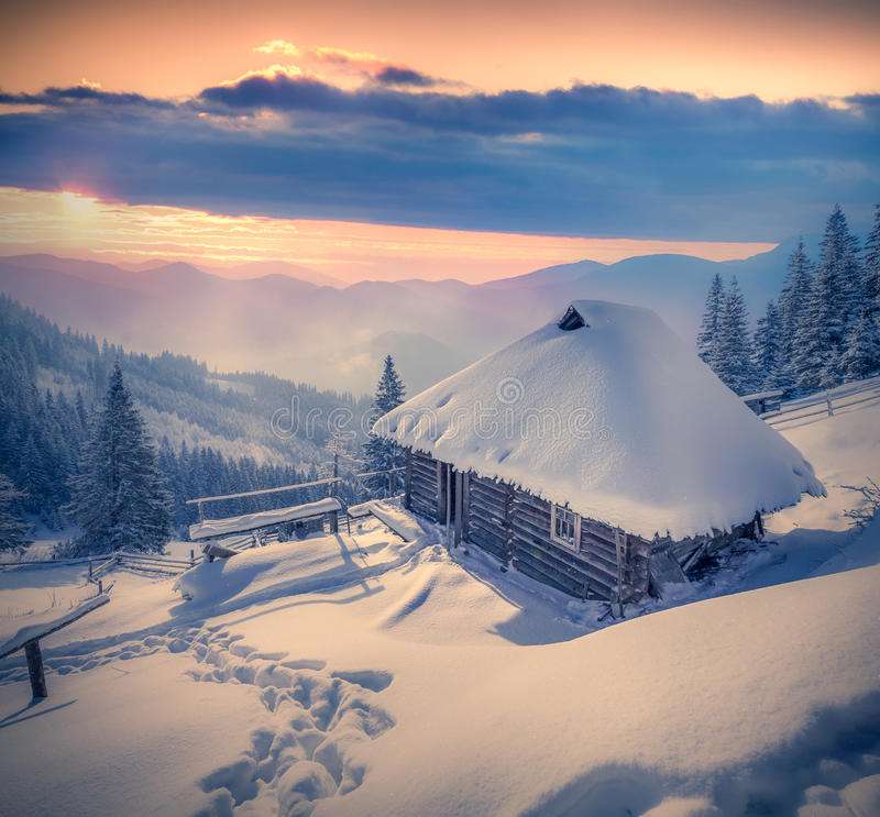 Снежна зима в планините онлайн пъзел