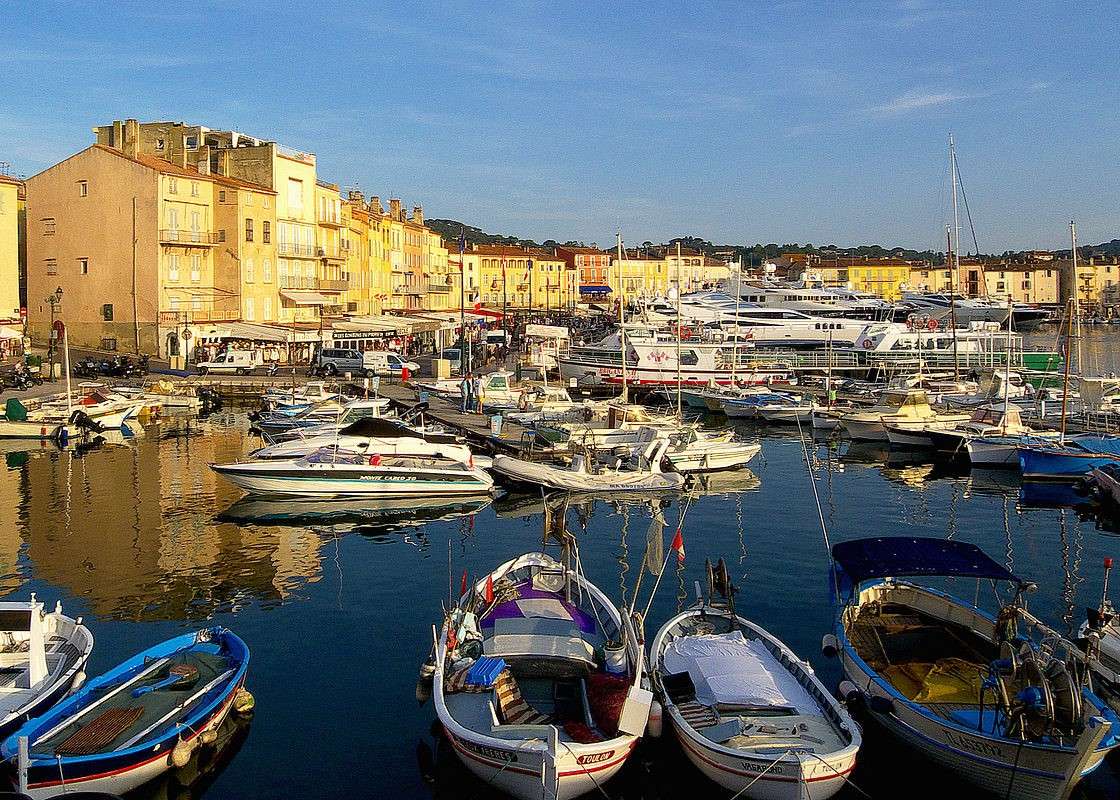 Saint Tropez und die Küste mit Booten Puzzlespiel online