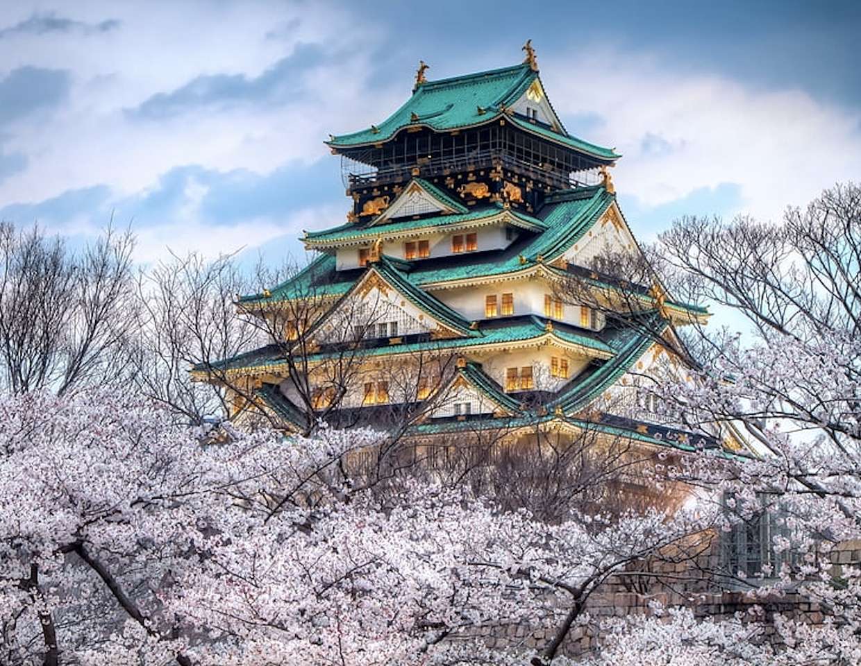 Japan-Osaka-Schloss unter den Kirschbäumen, genannt golden Online-Puzzle