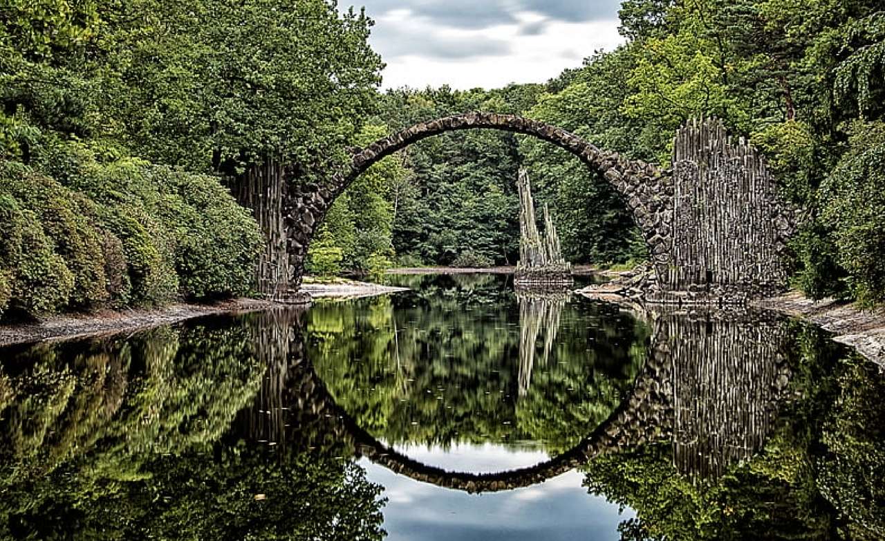 Un parc frumos și o reflexie frumoasă a unui semicerc în râu, un miracol puzzle online
