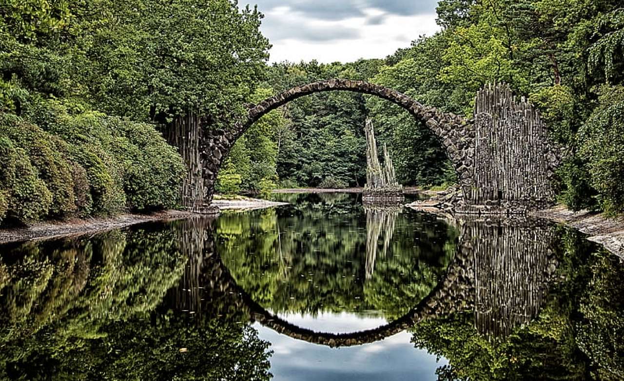 Een prachtig park en een mooie weerspiegeling van een halve cirkel in de rivier, een wonder online puzzel