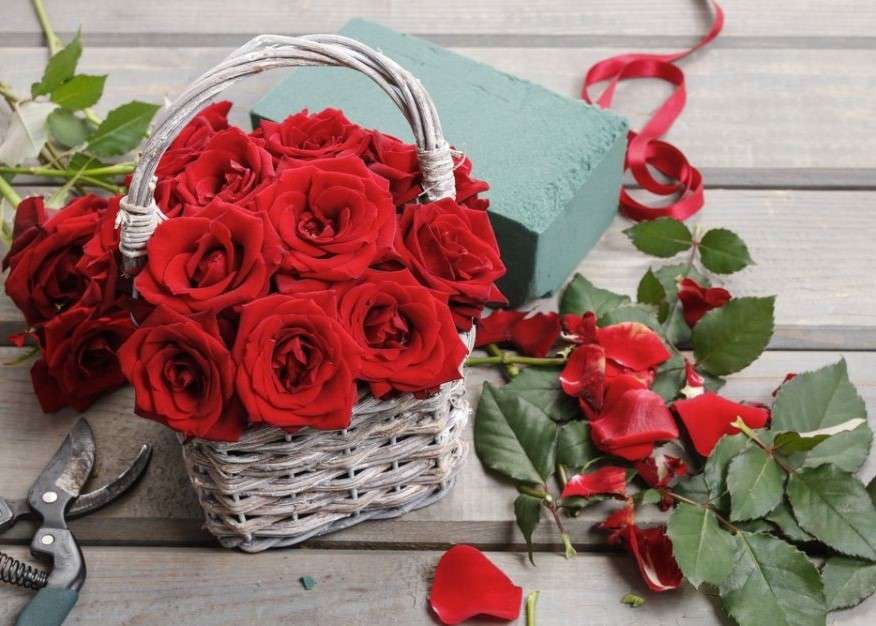 Composición con rosas en una cesta rompecabezas en línea