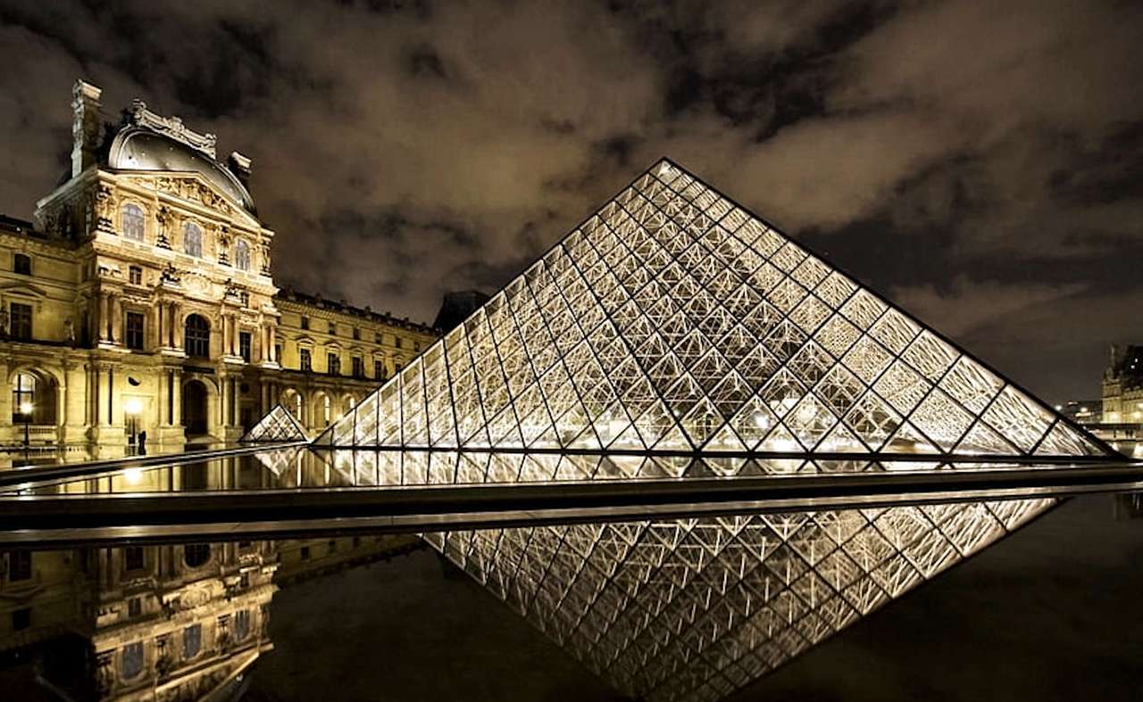 Frankreich-Louvre nachts wunderschön beleuchtet, ein Wunder Puzzlespiel online