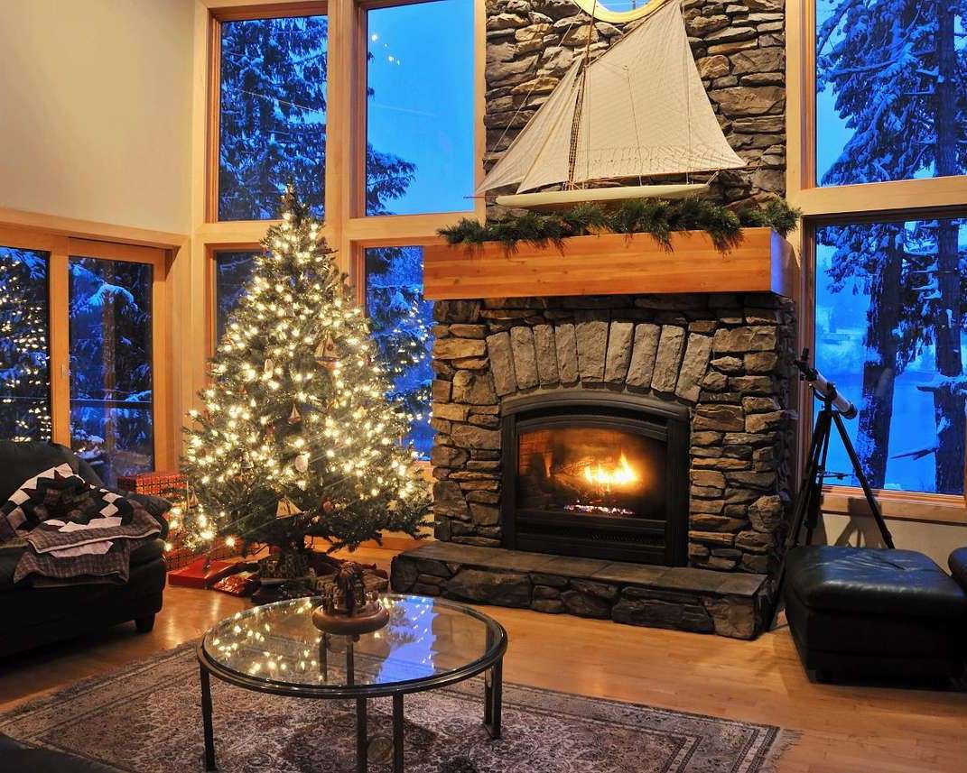 Karácsonyfa a kandalló mellett online puzzle