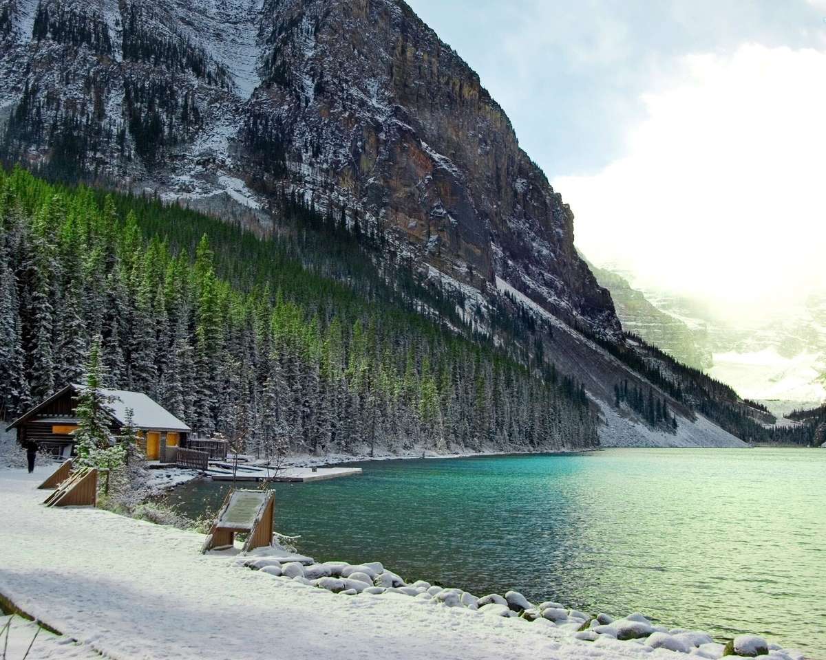 Езеро в планината през зимата онлайн пъзел