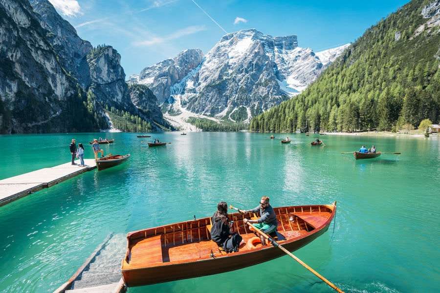 Barcă pe lacul Braies din Italia jigsaw puzzle online