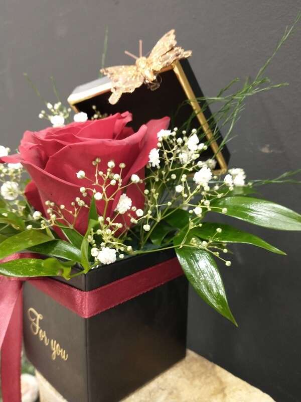 Bouquet avec une rose rouge puzzle en ligne