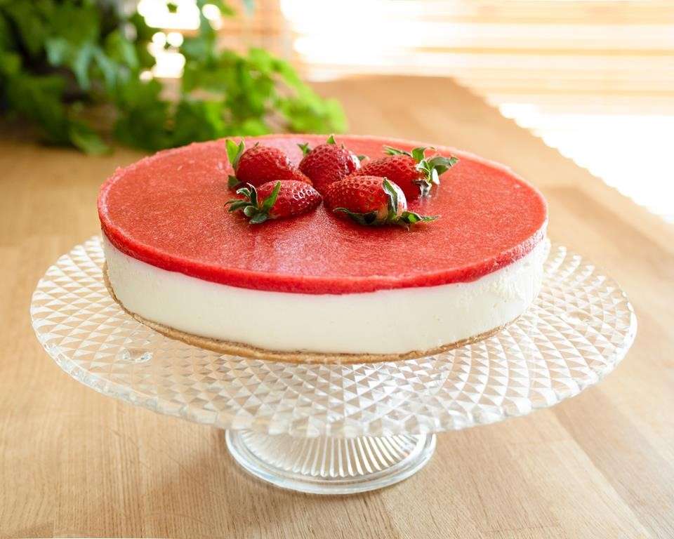 Kall cheesecake med jordgubbsmousse Pussel online