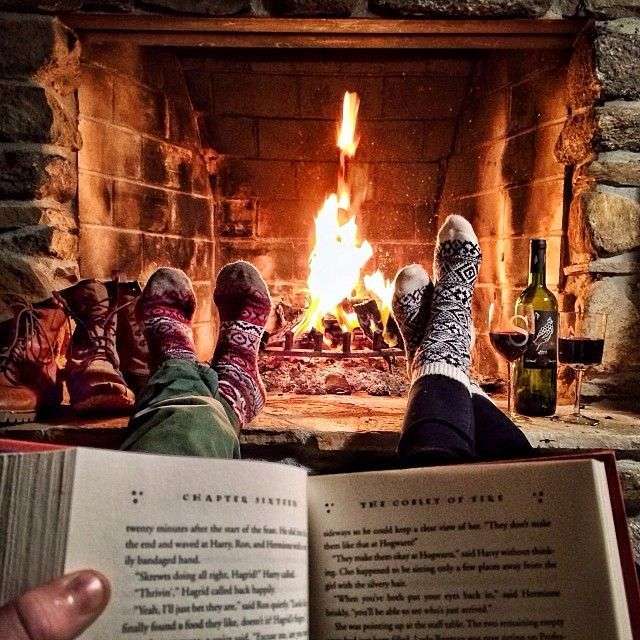 Leer junto a la chimenea en invierno rompecabezas en línea
