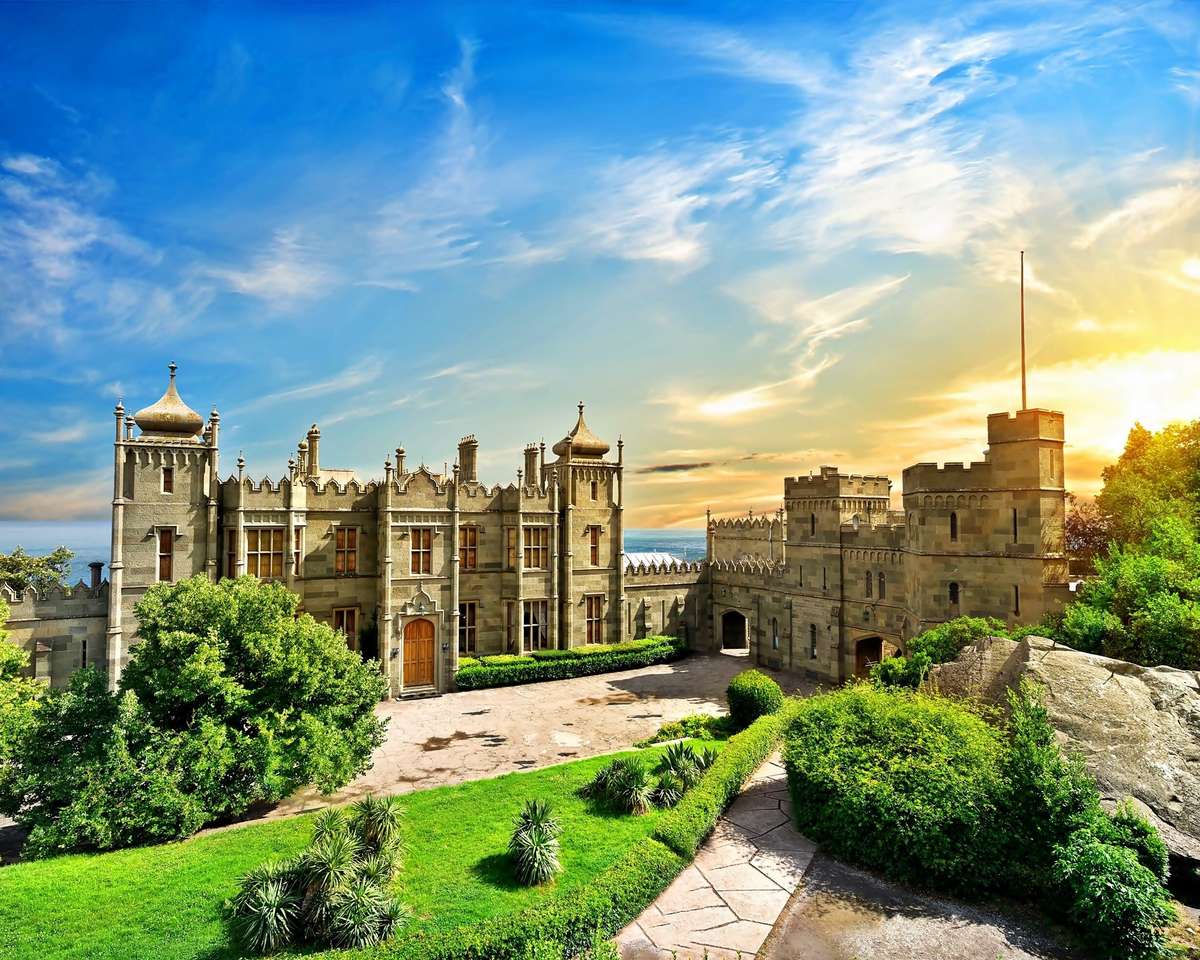 Крим. Алупка. Средновековен замък онлайн пъзел