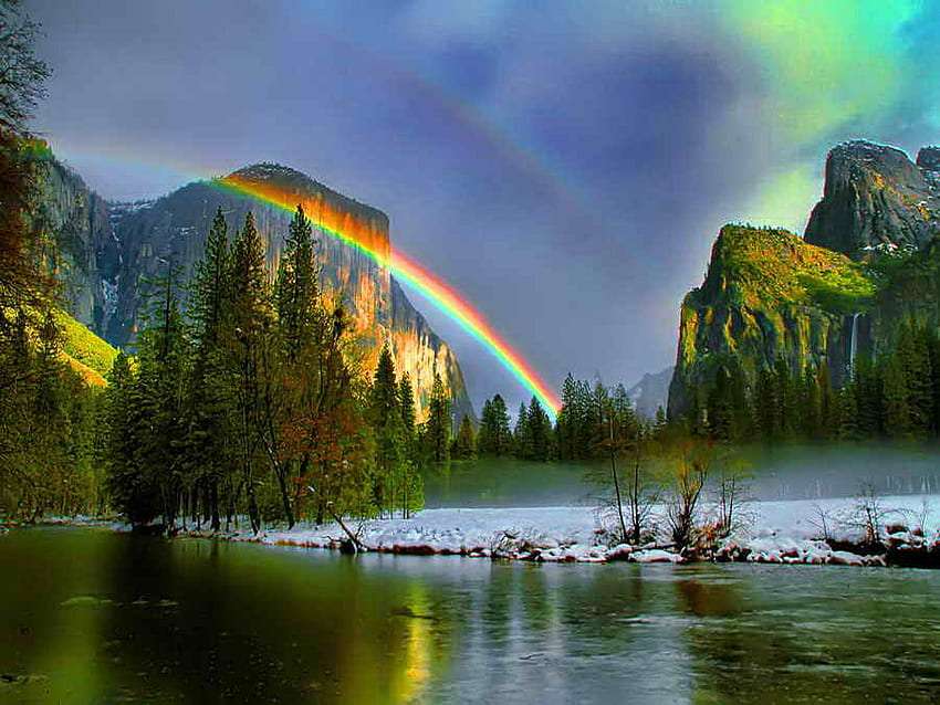 Un curcubeu, un râu calm, o priveliște la munte ca o magie pură jigsaw puzzle online