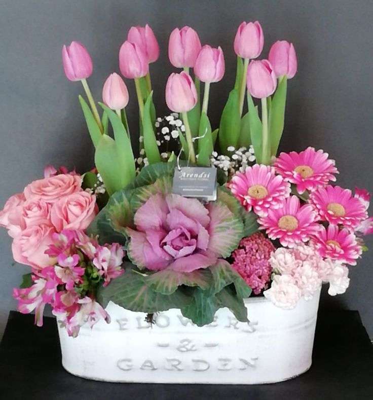 Rózsaszín virágok egy cserépben online puzzle