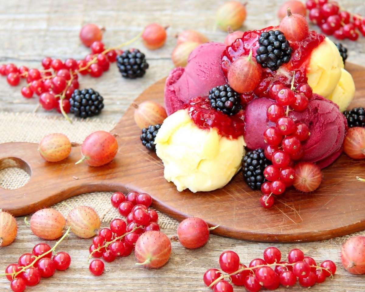 Смачне морозиво з фруктами пазл онлайн