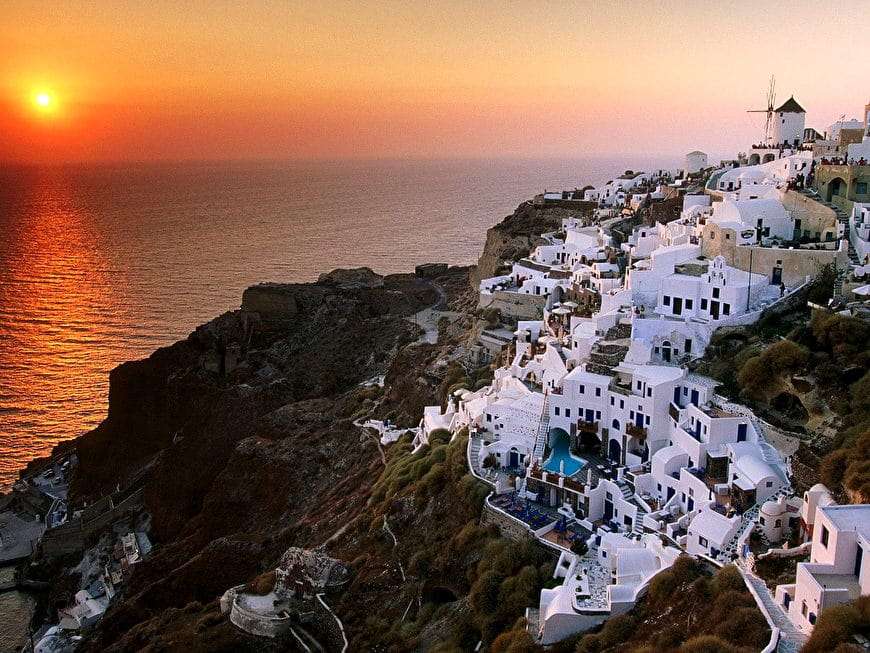 Stad på klipporna i Grekland pussel på nätet