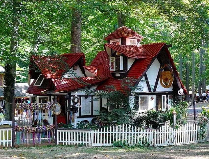 Ett charmigt hus med ett märkligt format tak. söt pussel på nätet